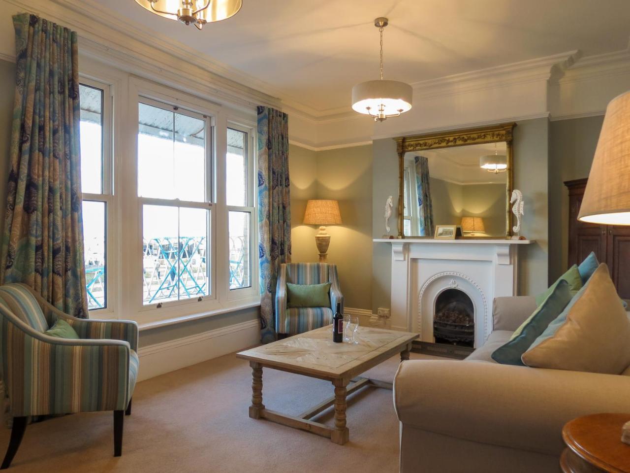 14 Market Cross Place - Beachfront Location With Lovely Sea Views - Aldeburgh Coastal Cottages Extérieur photo