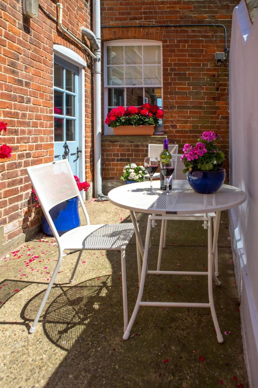 14 Market Cross Place - Beachfront Location With Lovely Sea Views - Aldeburgh Coastal Cottages Extérieur photo