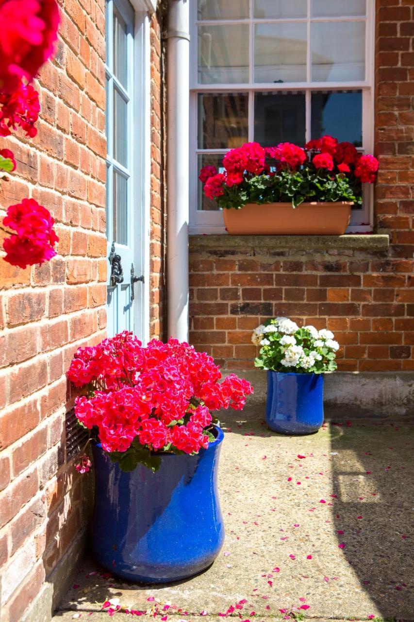 14 Market Cross Place - Beachfront Location With Lovely Sea Views - Aldeburgh Coastal Cottages Extérieur photo